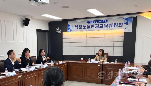 [크기변환]240430 정윤경 부의장, 道교육청 학생노동인권교육위원회 참석해 현장 중심의 실질적 노동인권교육 강조.jpg
