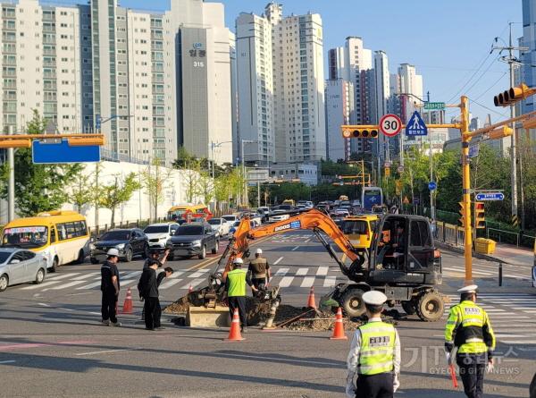 [크기변환]9-1. 29일 화성특례시 관계자가 싱크홀 의심 구간의 도로지반 확인을 위해 굴착 작업을 하고 있다..jpg