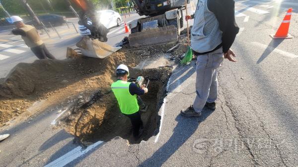 [크기변환]9-2. 29일 화성특례시 관계자가 싱크홀 의심 구간의 도로지반 확인을 위해 굴착 작업을 하고 있다..jpg