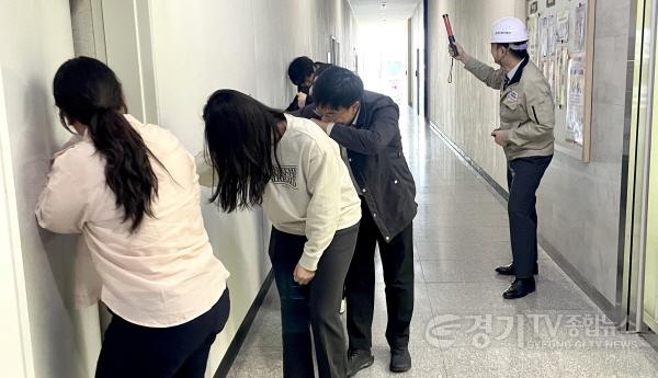 [크기변환](사진1) 화성산업진흥원 임직원들이 화재가 발생한 상황을 가정해 대피하고 있다 .jpeg
