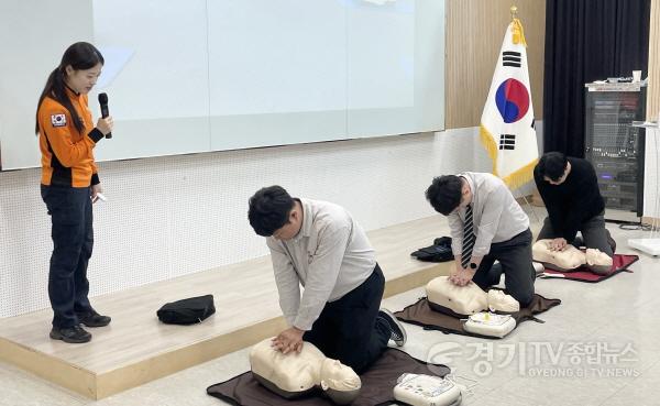 [크기변환](사진2) 화성산업진흥원 임직원들이 심폐소생술 실습을 진행하고 있다. .jpeg