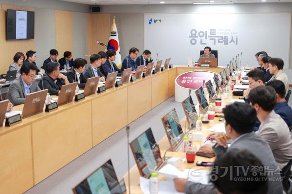 [크기변환]250501 1. 이상일 용인특례시장이 30일 시민프로축구단 창단준비위원회 회의를 주재하고 있다.JPG