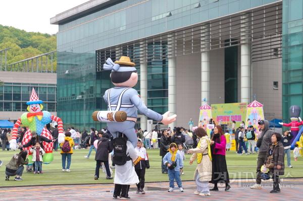 [크기변환]2-1. 3일 용인특례시청 에이스홀과 야외광장에서 ‘2025년 용인특례시 어린이날 대축제’가 열렸다.jpg