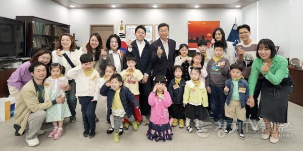 [크기변환]2. 신상진 성남시장이 제28회 성남어린이날 큰잔치 행사 전에 어린이들과 기념촬영을 하고 있다.jpg