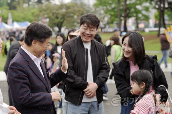 [크기변환]5. 신상진 성남시장이 제28회 성남어린이날 큰잔치 행사에 참석해 시민들과 인사를 나누고 있다.jpg