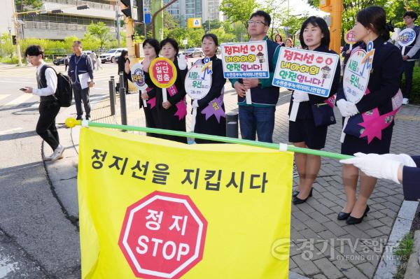 [크기변환]사진2)김현수 수원시 제1부시장, 녹색어머니회·경찰과 교통안전 캠페인.jpg