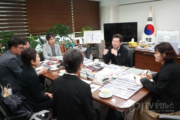 [크기변환]8. 이상일 용인특례시장이 4월 30일 자매도시인 미국 윌리엄슨 카운티 경제개발청 관계자들을 만나 두 도시간 기업과 대학의 협력방안을 논의했다..jpg