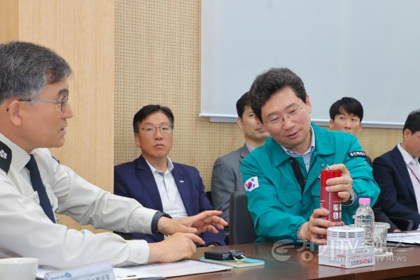 [크기변환]9-2. 1일 용인서부소방서에서 열린 제12회 용인특례시 안전문화살롱에 참석한 이상일 시장이 소화기를 살펴보고 있다.jpg