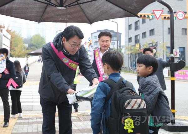 [크기변환]1-1. 정명근 화성특례시장이 동양초 앞에서 어린이 안전을 위해 교통봉사를 하고 있다..jpg