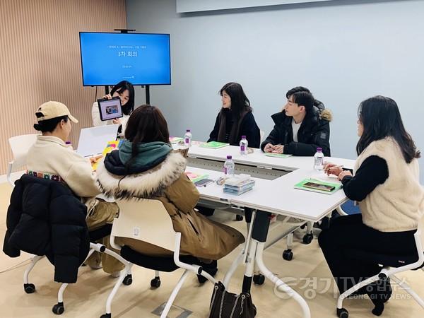 [크기변환]1-6. ‘맘대로 A+ 놀이터’ 사업기획단이 올해 7월 개관할 공간에 대해 의견을 나누고 있다..jpg