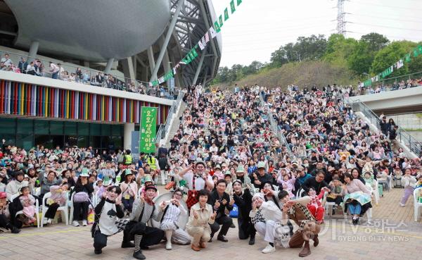 [크기변환]1-2. 5일 용인어린이상상의숲에서 이상일 시장과 행사에 참여한 시민들이 기념촬영을 하고 있다.JPG