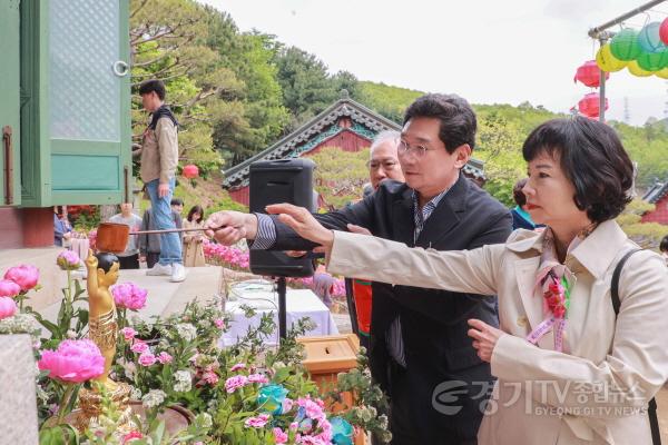 [크기변환]2-2. 이상일 용인특례시장은 5일 ‘부처님 오신 날’을 맞아 화운사 등 지역 사찰 3곳을 방문해 참배하고 불자, 시민들과 함께 부처님의 탄신을 축하했다.JPG