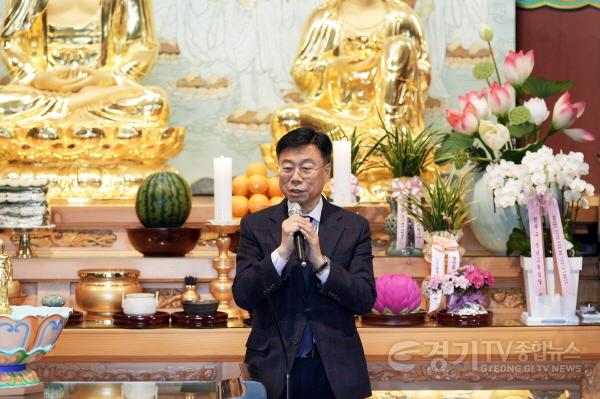 [크기변환]1. 신상진 성남시장이 정토사에서 인사말을 하고 있다.jpg