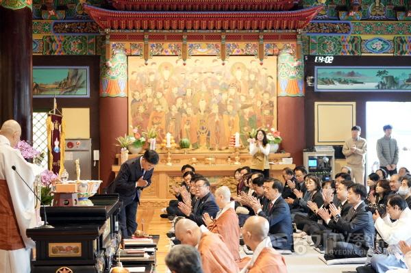 [크기변환]3. 신상진 성남시장이 부처님 오신 날을 맞아 정토사에 참석했다.jpg