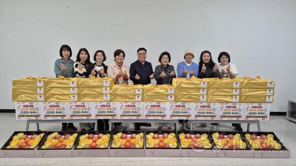 [크기변환]3-2. 동백1동 아동 가구에 선물꾸러미 전달.jpg