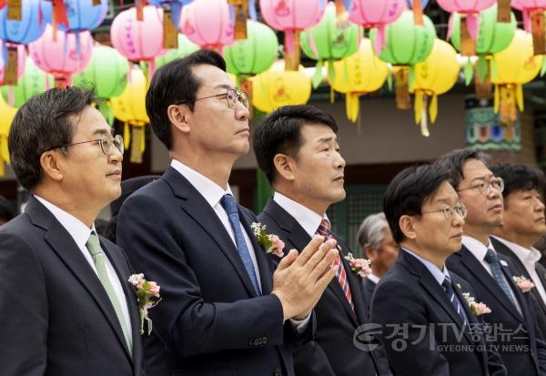[크기변환]1-2. 정명근 화성특례시장이 6일 용주사에서 봉축법요식에 참석하고 있다.jpg
