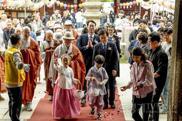 [크기변환]1-1. 정명근 화성특례시장이 6일 용주사에서 봉축법요식에 참석하고 있다.jpg