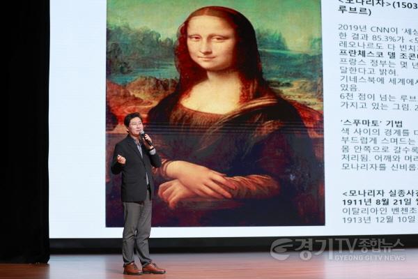 [크기변환]1 이상일 용인특례시장이 7일 서초문화예술회관에서 강연하고 있다.JPG