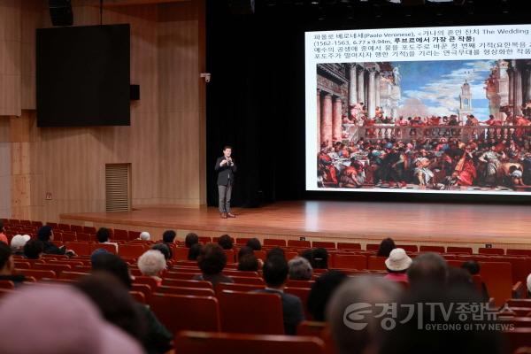 [크기변환]2 이상일 용인특례시장이 7일 서초문화예술회관에서 강연하고 있다.JPG