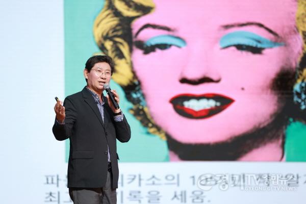 [크기변환]3 이상일 용인특례시장이 7일 서초문화예술회관에서 강연하고 있다.JPG