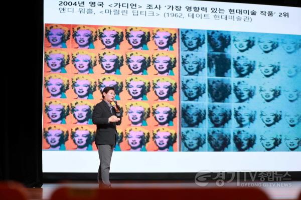 [크기변환]4 이상일 용인특례시장이 7일 서초문화예술회관에서 강연하고 있다.JPG