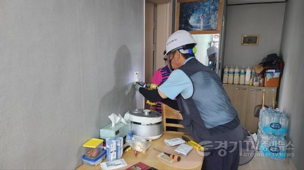 [크기변환]250511 2. 홀몸노인가구 잔고장 출장 수리 모습.jpg