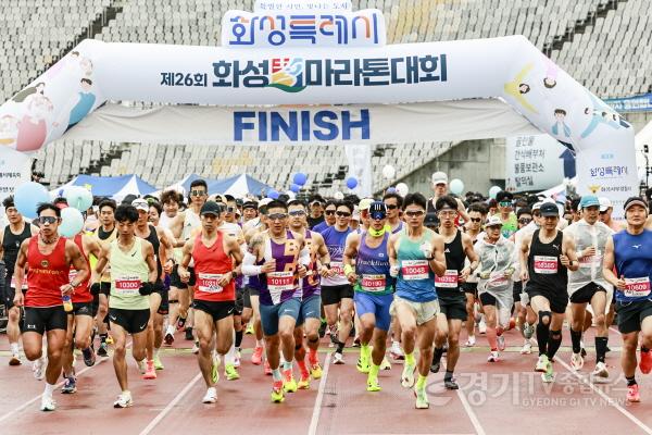 [크기변환]1-2. 10일 화성 효마라톤에 참여한 시민들이 달리고 있다.jpg