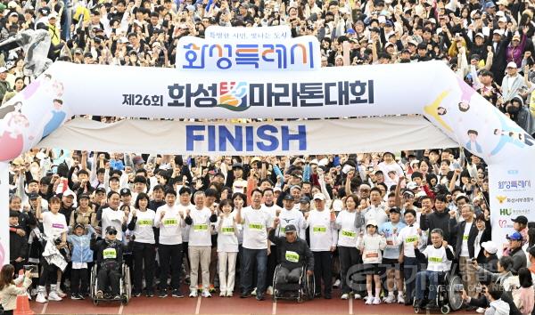 [크기변환]1-3. 10일 화성 효마라톤에 참여한 정명근 화성특례시장을 비롯한 주요 내빈들과 시민들이 기념촬영하고 있다.jpg