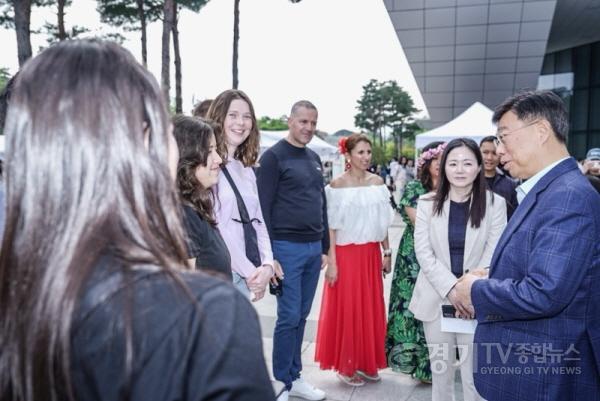 [크기변환]5. 신상진 성남시장이 지구촌 어울림 축제에 특별초청된 k16 미군가족들과 대화하고 있다.jpg