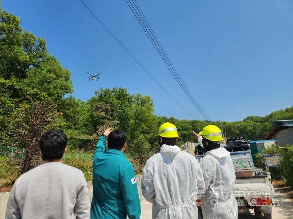 [크기변환]1-1. 아프리카돼지열병 차단 멧돼지 기피제 드론 살포.jpg