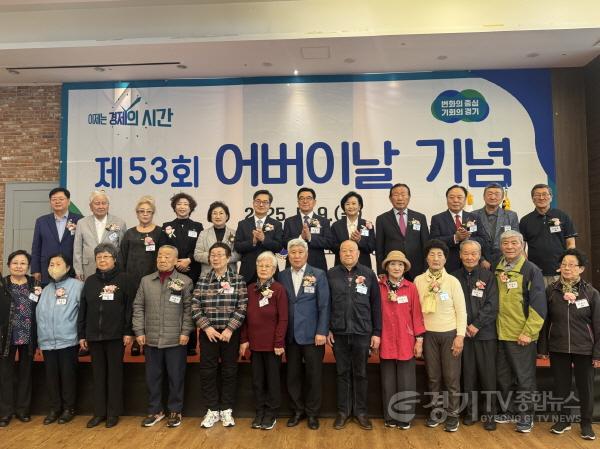 [크기변환]250509 정윤경 부의장, 제53회 어버이날 기념행사 참석...어르신은 대한민국의 역사이자 자랑 (2).jpg