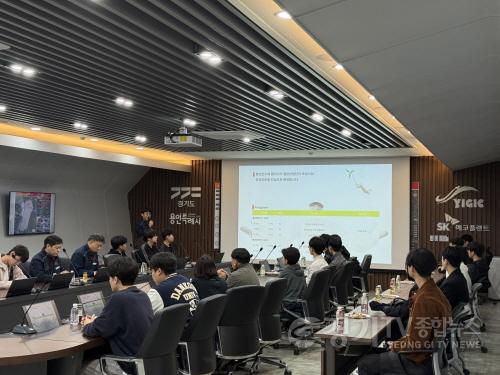 [크기변환]10-1. 기업체를 탐방한 용인학 강좌 수강생들의 모습.jpeg