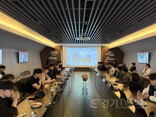 [크기변환]10-2. 기업체를 탐방한 용인학 강좌 수강생들의 모습.jpeg