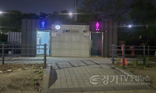 [크기변환]11. 용인특례시가 지역내 공중화장실 30곳에 태양광 LED조명 건물번호판을 설치했다..jpg