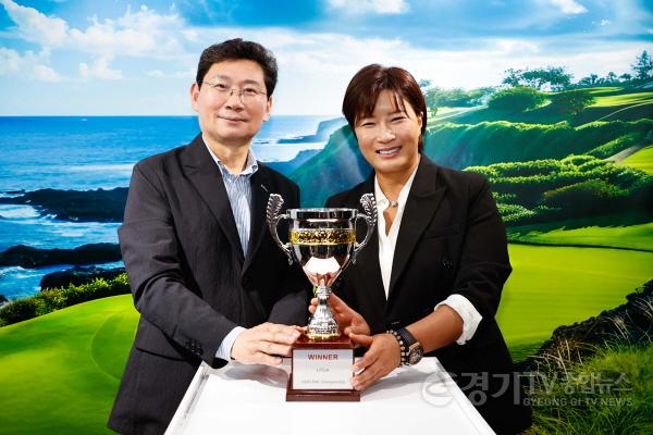 [크기변환]13-3. 이상일 시장은 13일 SERI PAK with 용인 기념관에 전시된 박세리 전 감독 LPGA 우승트로피 앞에서 기념촬영했다.jpg