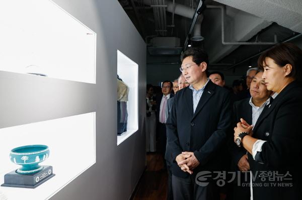 [크기변환]13-4. 이상일 시장은 13일 SERI PAK with 용인 개관식 후 참석자들과 함께 시설을 투어했다.jpg