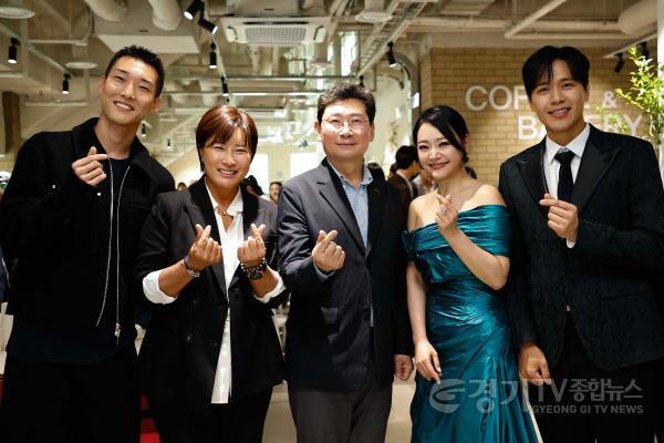 [크기변환]13-5. 이상일 시장(가운데)은 13일 SERI PAK with 용인 개관식에서 우상혁 육상선수(왼쪽), 박세리 전 감독(왼쪽 두번째), 김소현·손준호 뮤지컬 배우(오른쪽)와 기념 촬영했다.jpg