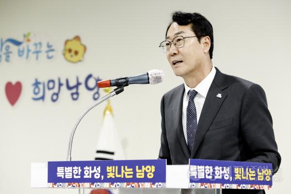 [크기변환]4-1. 정명근 화성특례시장이 13일 남양읍 임시청사 개청식에서 축사하고 있다.jpg
