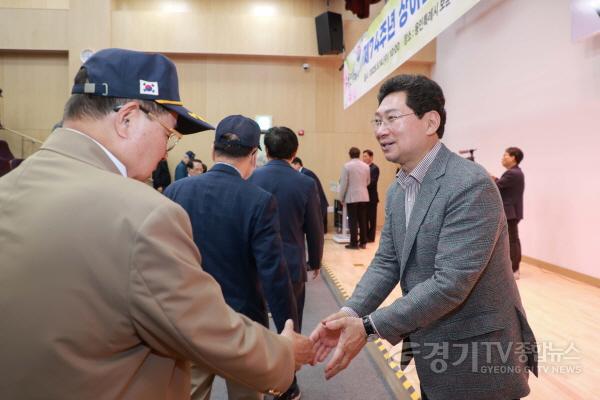 [크기변환]250515 1-3.이상일 용인특례시장이 상인군경회 창립기념식에 참석해 인사하고 있다.jpg