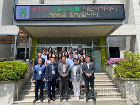 [크기변환]250515 9-2. 용인특례시의 안심 수돗물 시민 공감 아카데미 참가자들이 정수장을 방문해 수돗물의 정수과정을 체험했다. (2).jpg