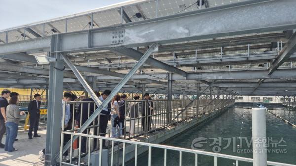 [크기변환]250515 9-1. 용인특례시의 '안심 수돗물 시민 공감 아카데미' 참가자들이 정수장 침전지를 견학했다..jpg