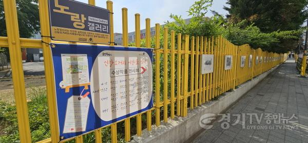 [크기변환]250515 10-2. 용인특례시가 신갈초등학교 통학로에 '신갈오거리 어반스케치 작품'을 전시했다. (1).jpg