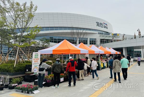 [크기변환]250515 11. 용인특례시는 처인휴게소에 '로컬푸드 직거래 장터'를 매주 일요일 운영한다.jpeg