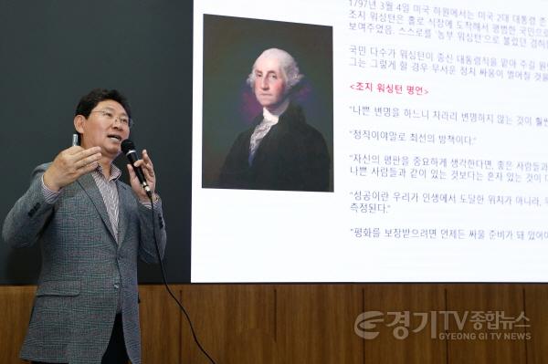 [크기변환]15-2. 14일 이상일 시장이 단국대 국제관에서 리더와 리더십을 주제로 특강을 하고 있다.jpg