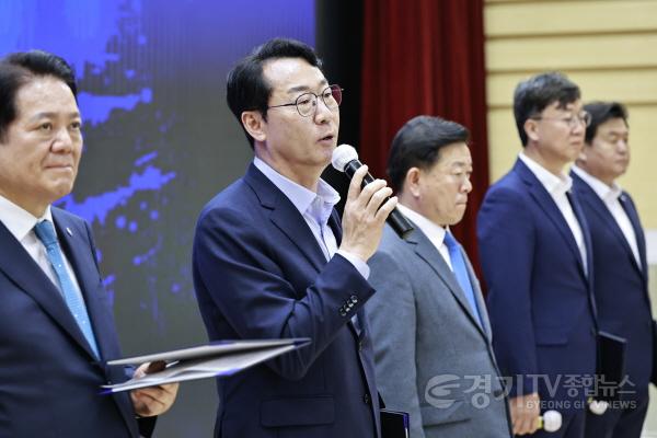 [크기변환]6-2. 정명근 화성특례시장(왼쪽 두번째)이 15일 광명시청 대회의실에서 열린 _신안산선 광역철도 안전시공을 위한 공동건의문 간담회_에서 발언하고 있다..jpg