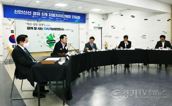 [크기변환]6-3. 정명근 화성특례시장(왼쪽 두번째)이 15일 광명시청 대회의실에서 열린 _신안산선 광역철도 안전시공을 위한 공동건의문 간담회_에서 발언하고 있다.jpg