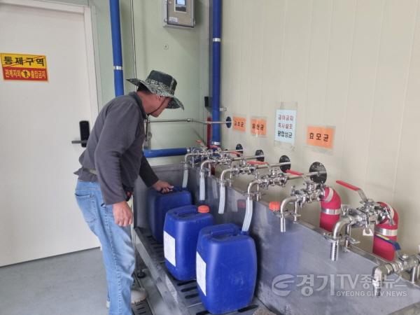 [크기변환]3. 용인특례시는 친환경농업에 사용되는 유용미생물을 농가에 무상으로 공급하고 있다.jpeg