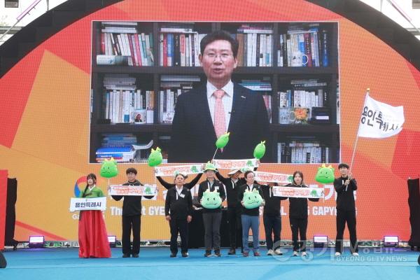 [크기변환]7-2. 이상일 용인특례시장이 용인선수단과 함께 제71회 경기도체육대회 2025가평 행사장에 입장하고 있다..jpg