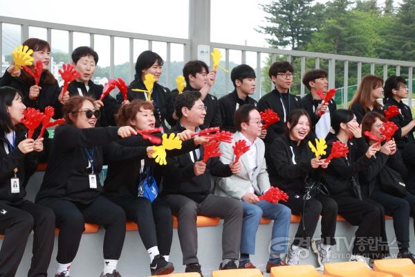 [크기변환]7-1. 이상일 용인특례시장이 15일 체육회 관계자들과 함께 제71회 경기도체육대회 2025가평에서 용인축구선수단을 응원하고 있다..jpg