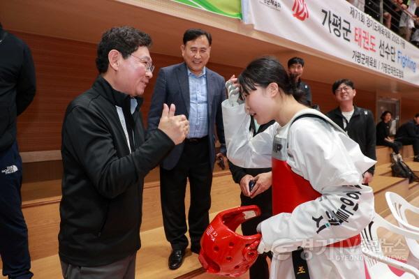 [크기변환]7-4. 이상일 용인특례시장이 15일 제71회 경기도체육대회 2025가평에서 용인을 대표해 태권도 경기에 참가한 선수들을 격려하고 있다..JPG